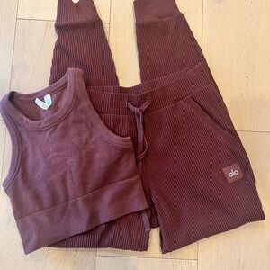 Alo Set with sports bra and joggers - Cherry Cola color